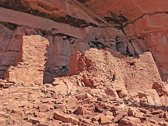 Cliff dwellings at Honanki